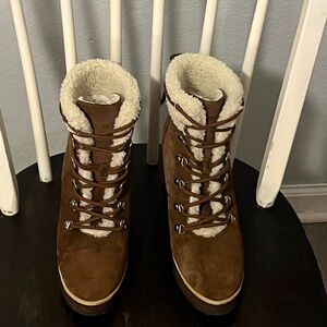 Title:** Women's Size 8 Steve Madden Ankle Boots -